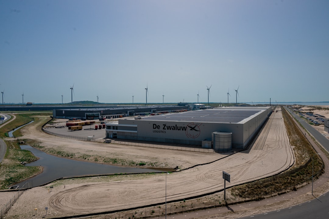 Site industriel et logistique illustrant les besoins de traduction des entreprises de Nîmes