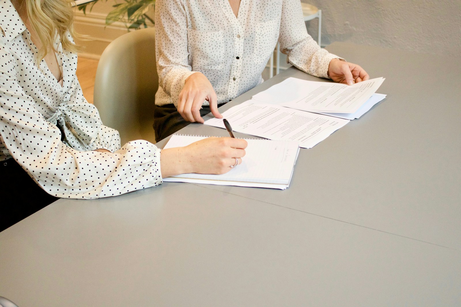 Professionnels examinant des documents dans le cadre d’un projet de traduction à Rouen