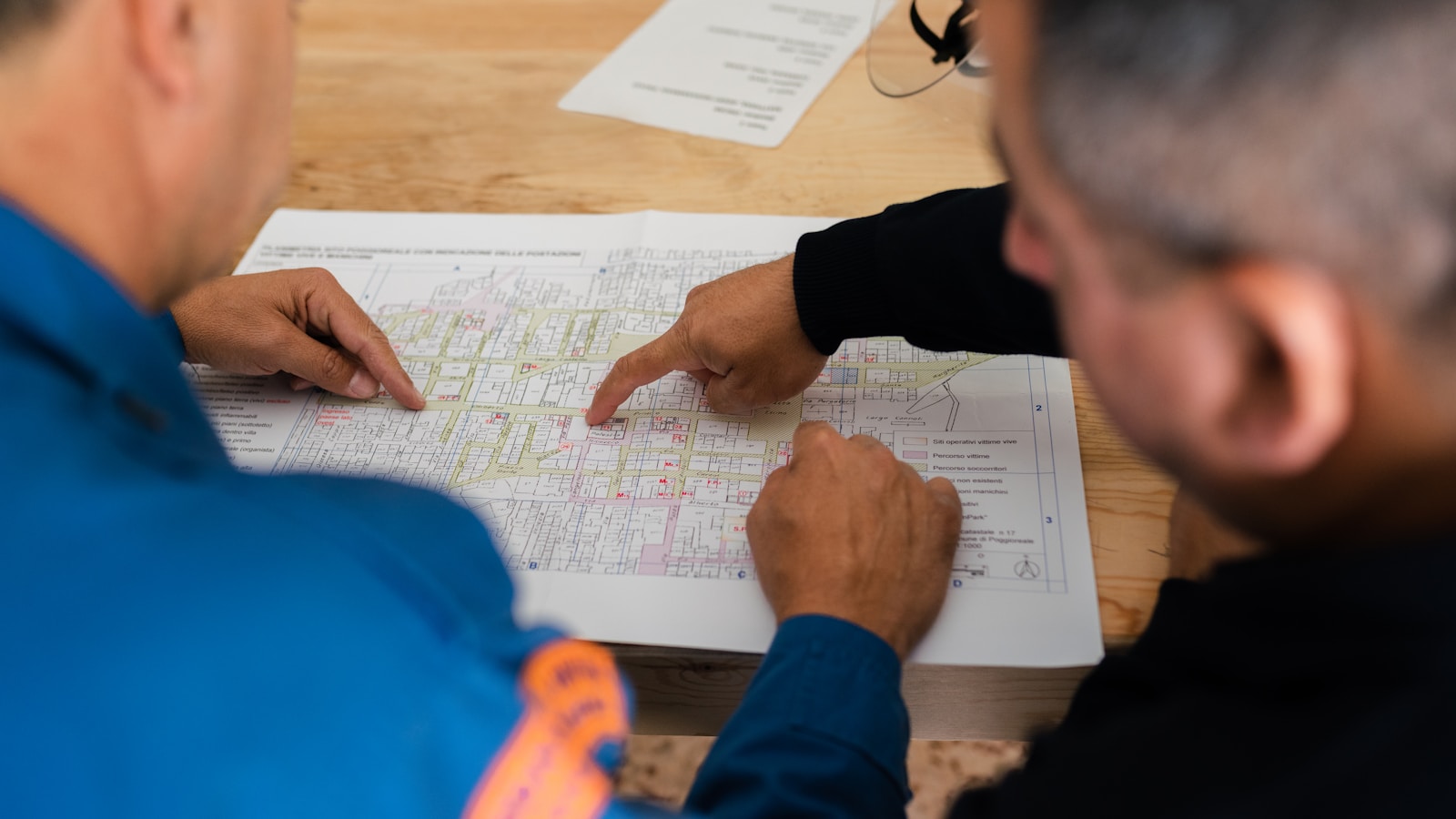 Équipe d’ingénierie travaillant sur des documents techniques pour illustrer la traduction spécialisée à Clermont-Ferrand