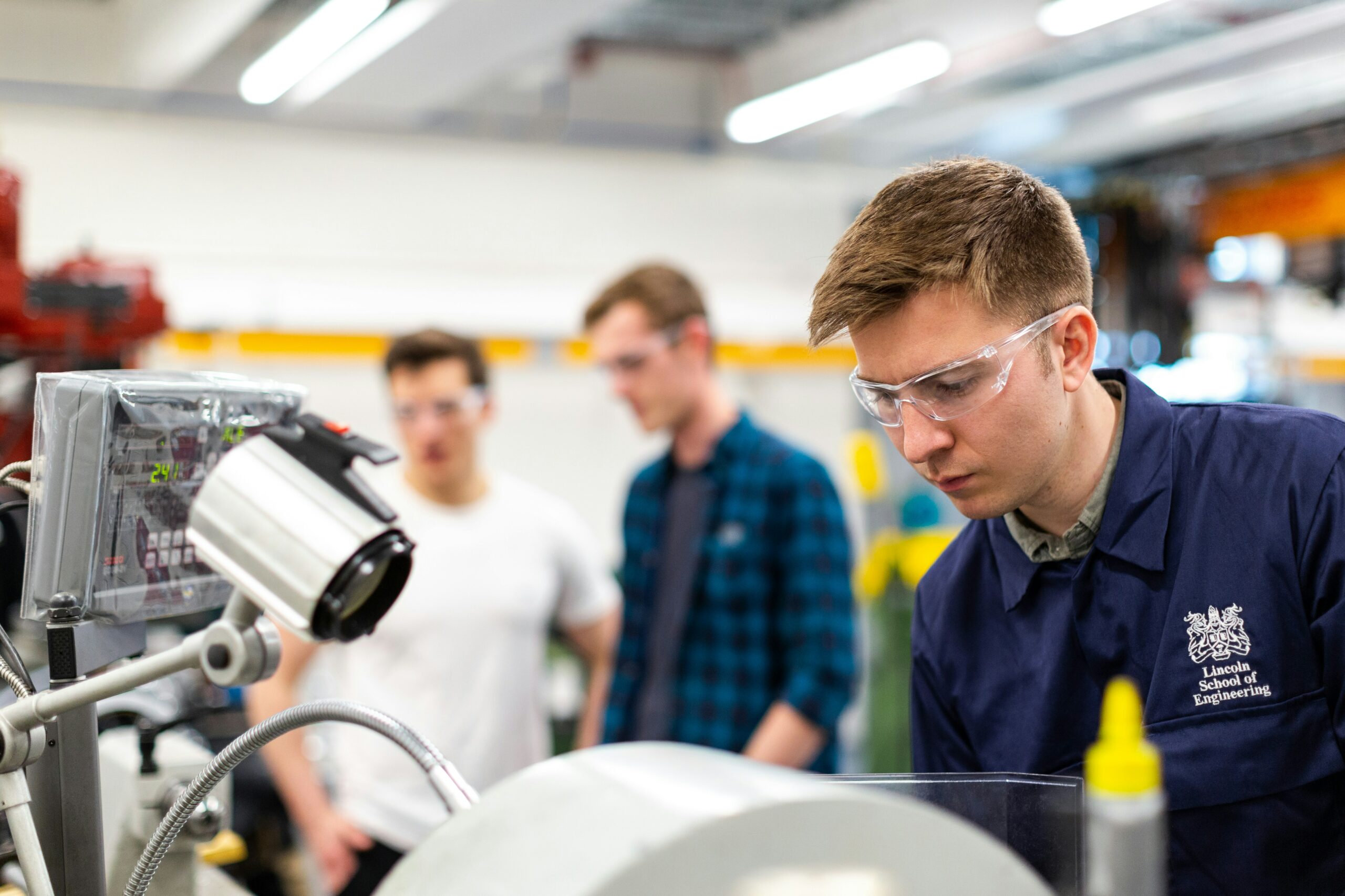 Traduction technique et scientifique pour les entreprises de Grenoble Équipe technique échangeant sur un projet industriel et scientifique