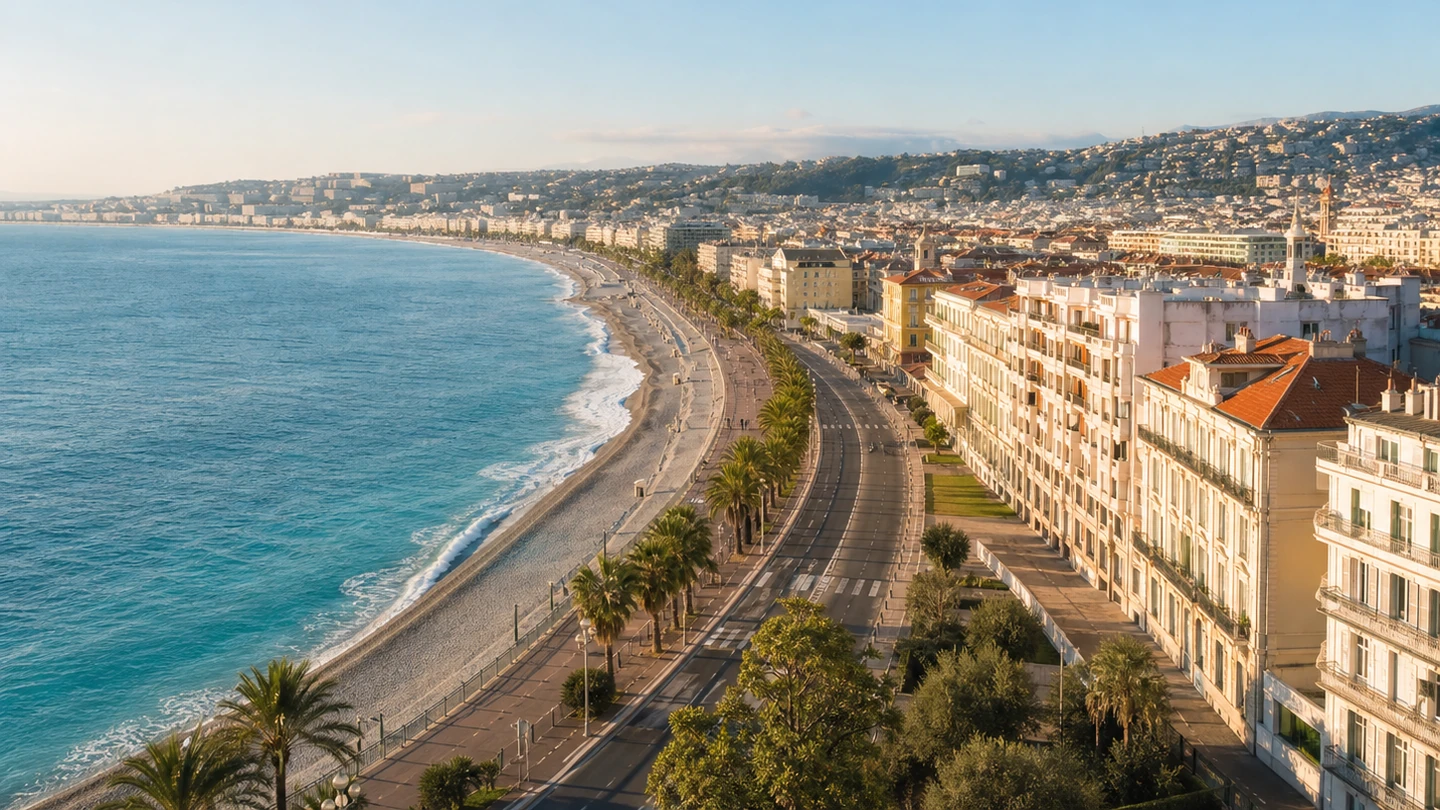 Agence de traduction à Nice – Promenade des Anglais Vue panoramique de Nice et de la Promenade des Anglais pour l’agence de traduction Lexicalis