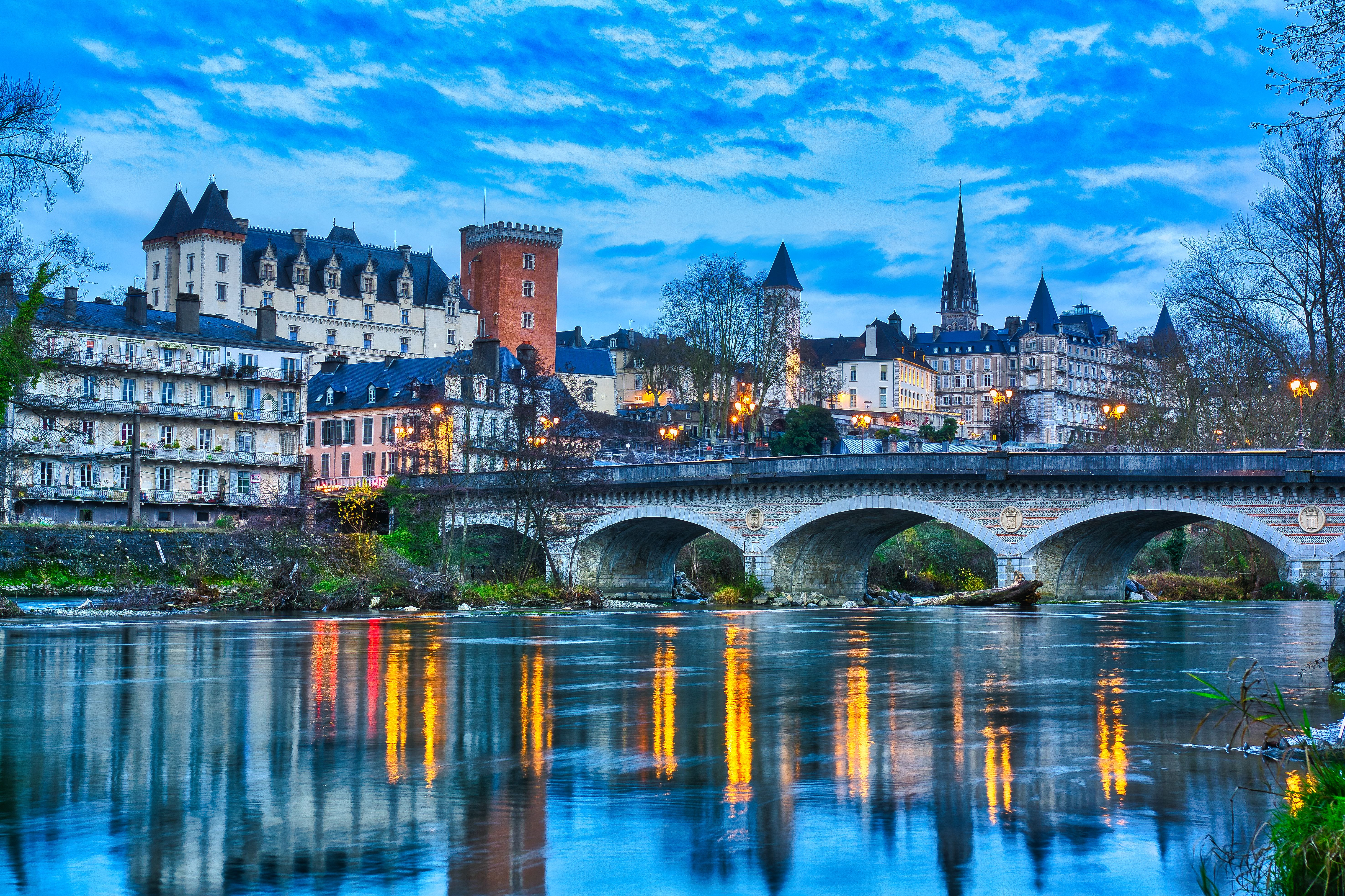 Vue urbaine de Pau avec un pont et les bâtiments de la ville, dans le cadre du Béarn et des Pyrénées