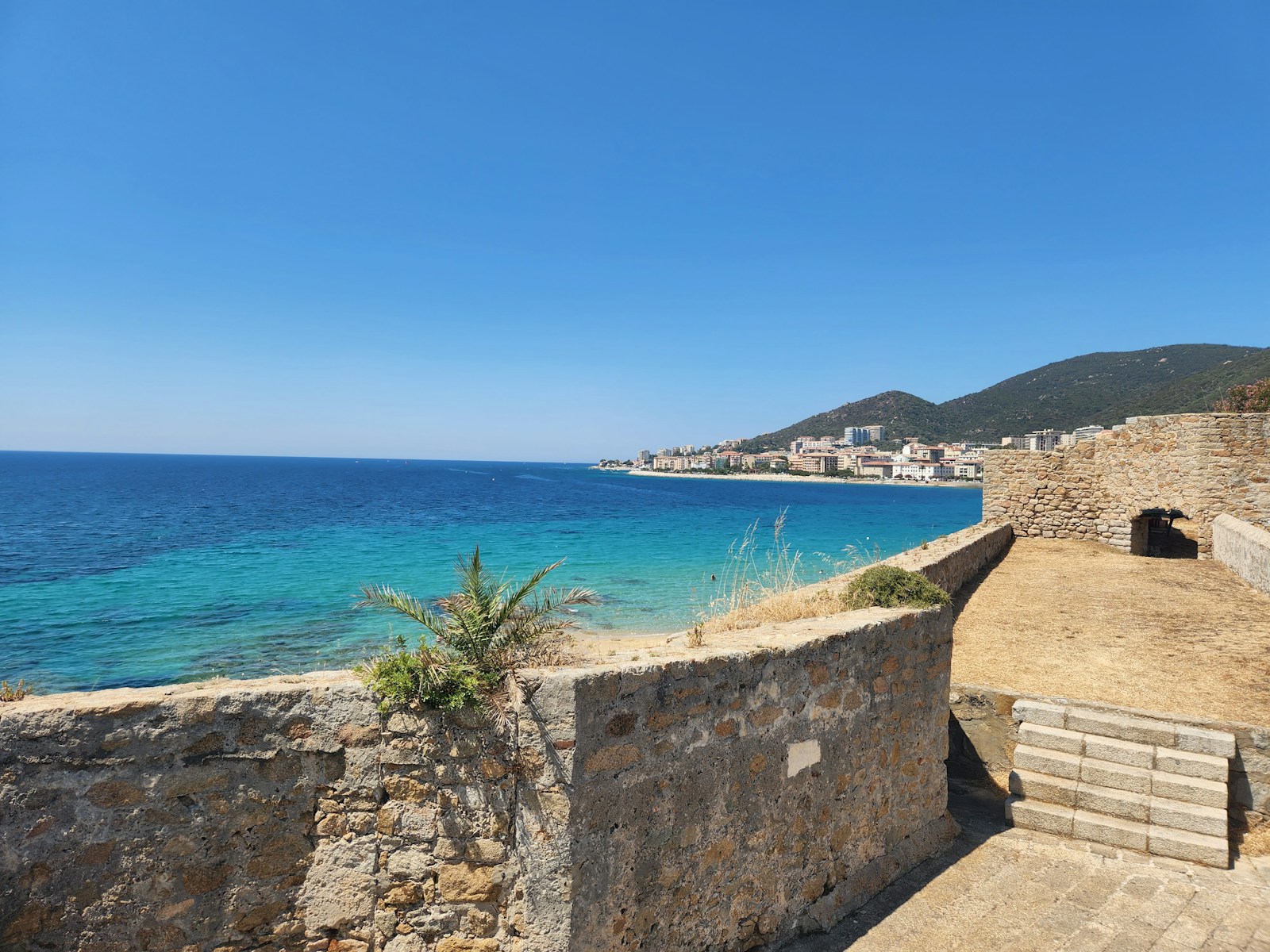 Vue sur la mer et le littoral d’Ajaccio en Corse