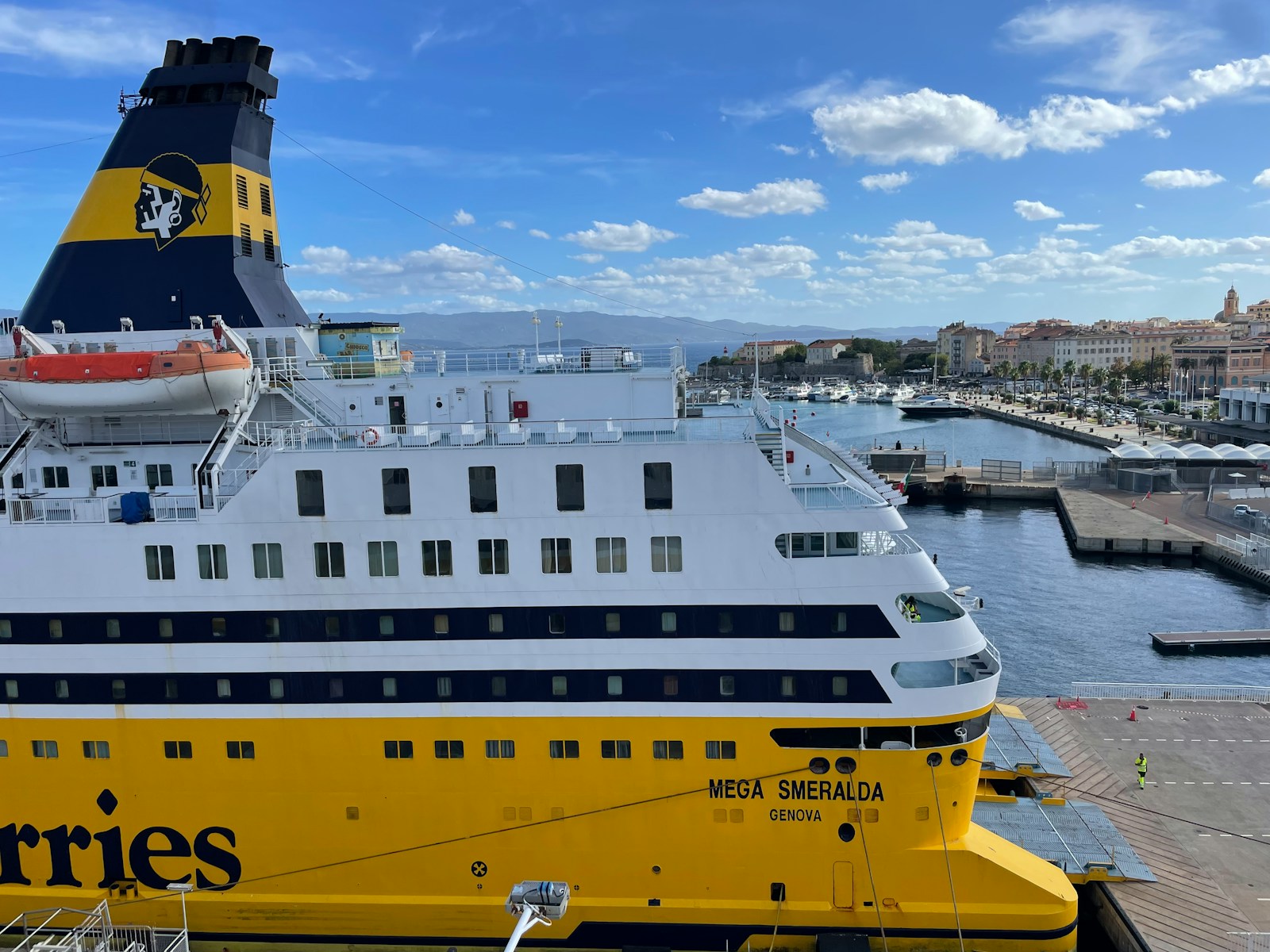 Navire au port d’Ajaccio illustrant les liaisons maritimes de la ville