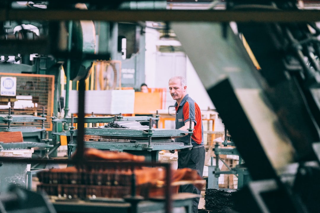 Opérateur utilisant une machine industrielle, illustration des besoins de traduction technique liés à la plasturgie
