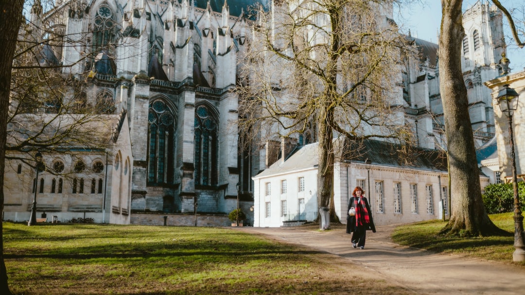 Promenade piétonne devant un monument du centre d’Amiens