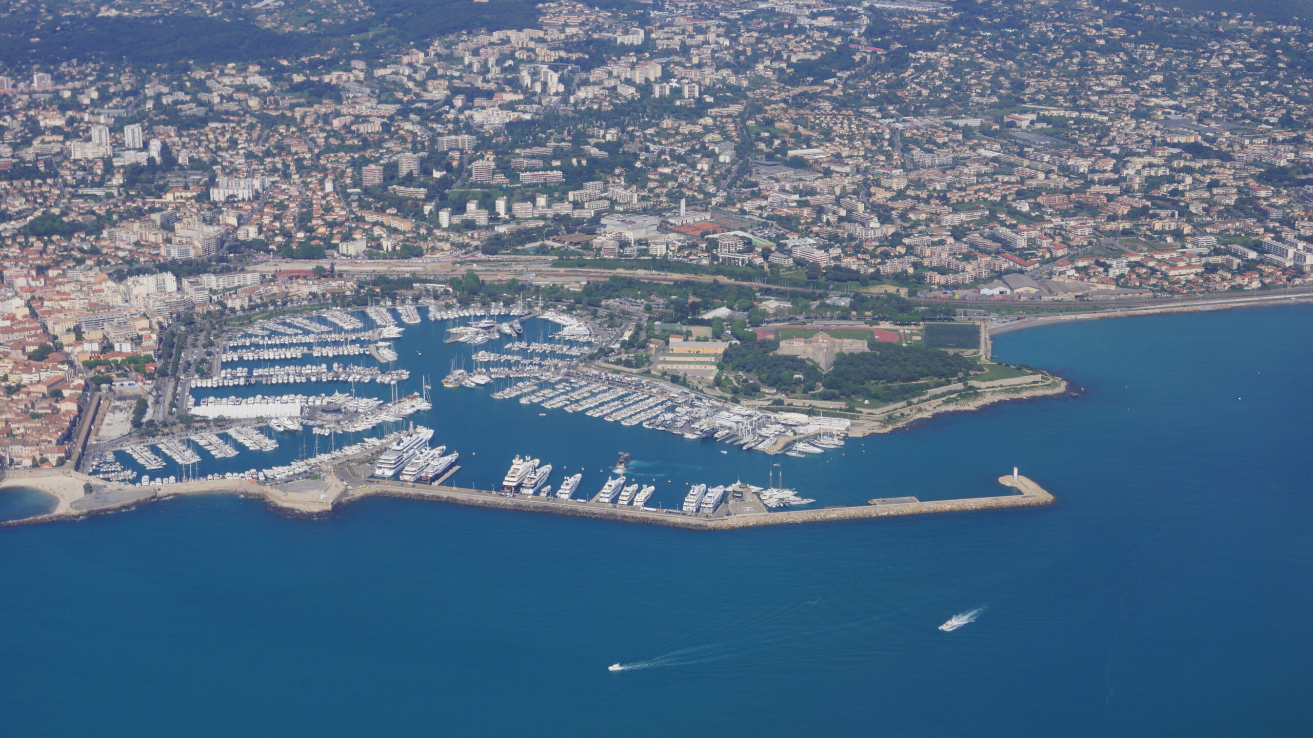 Vue du Port Vauban et du littoral d’Antibes depuis les airs