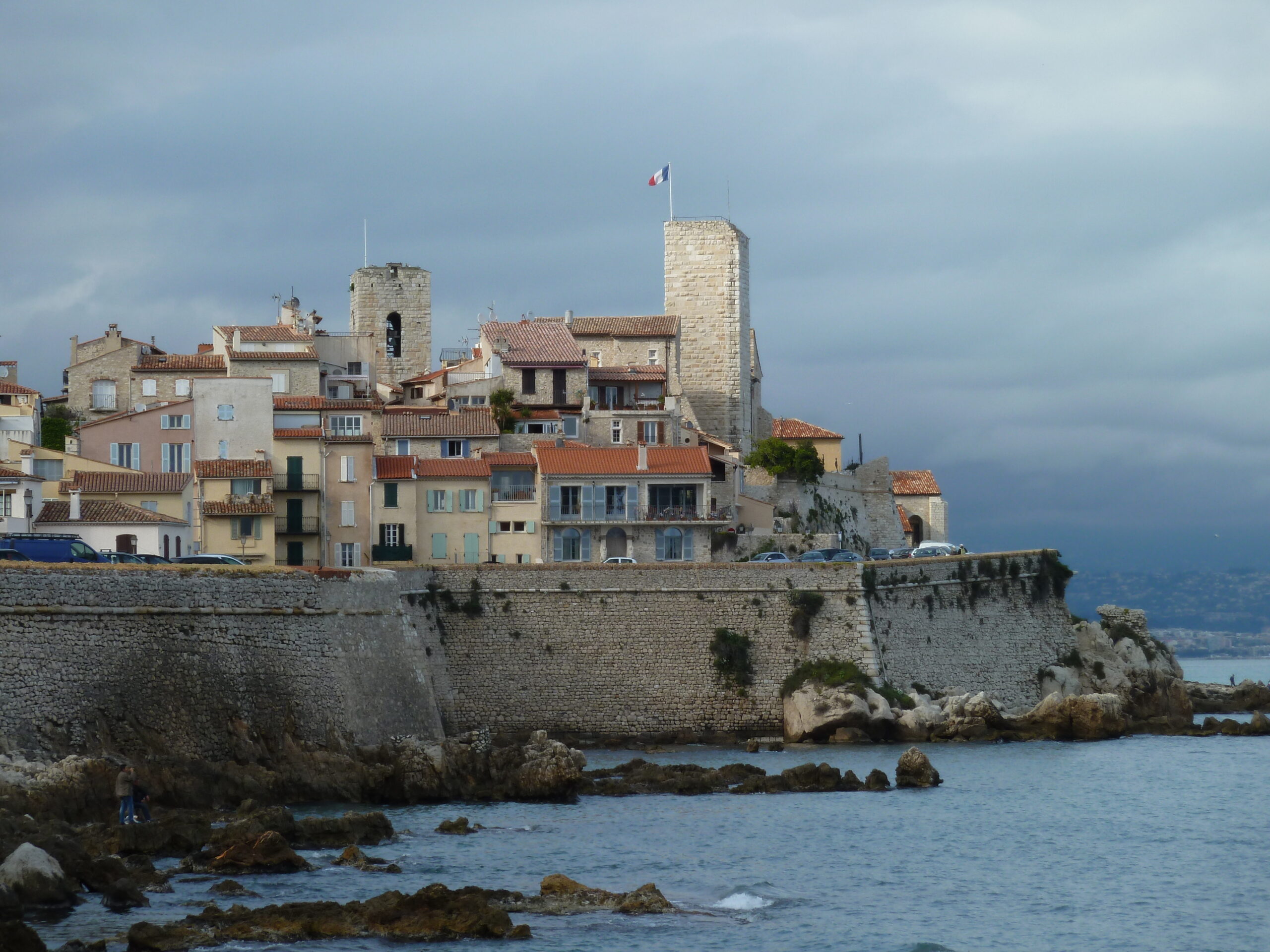 Remparts de la vieille ville d’Antibes sous le ciel méditerranéen