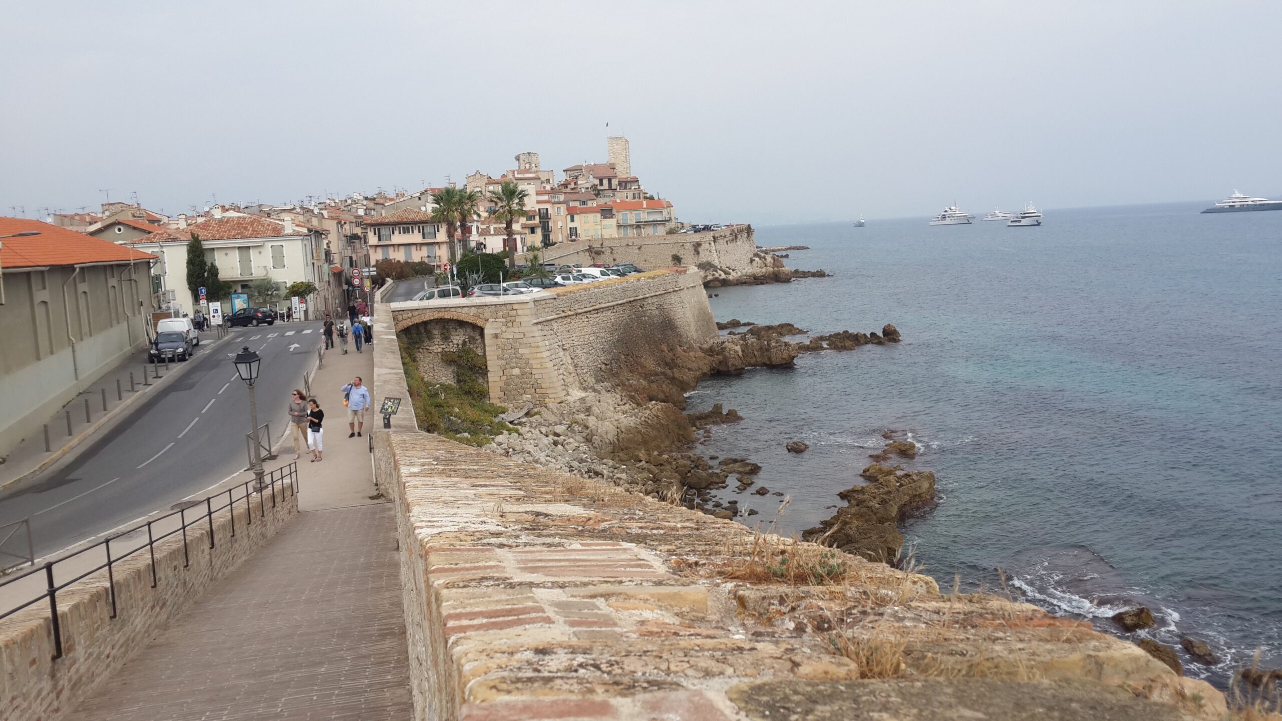 Vue panoramique de la vieille ville d’Antibes et de ses remparts face à la Méditerranée