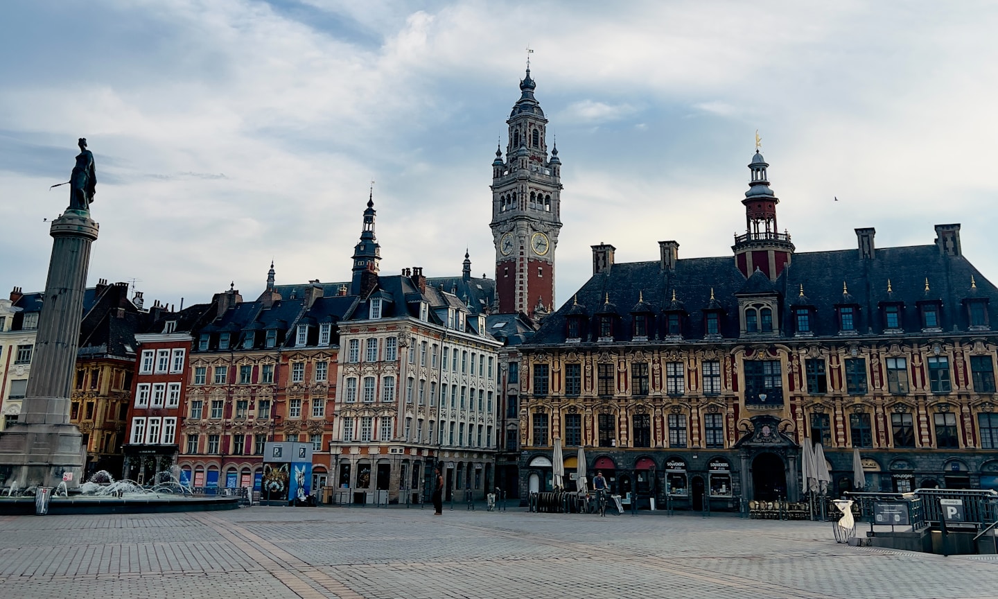 Vue de la Grand-Place d’Arras avec ses façades historiques et le beffroi