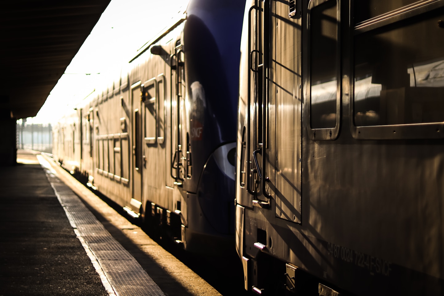 Train en gare illustrant les déplacements professionnels et internationaux depuis Arras