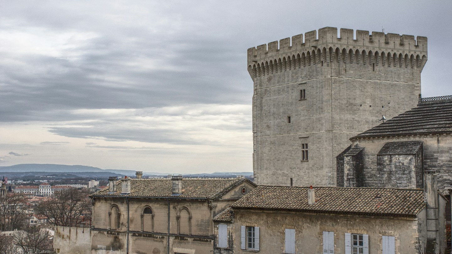 Vue du Palais des Papes à Avignon, monument emblématique du centre historique