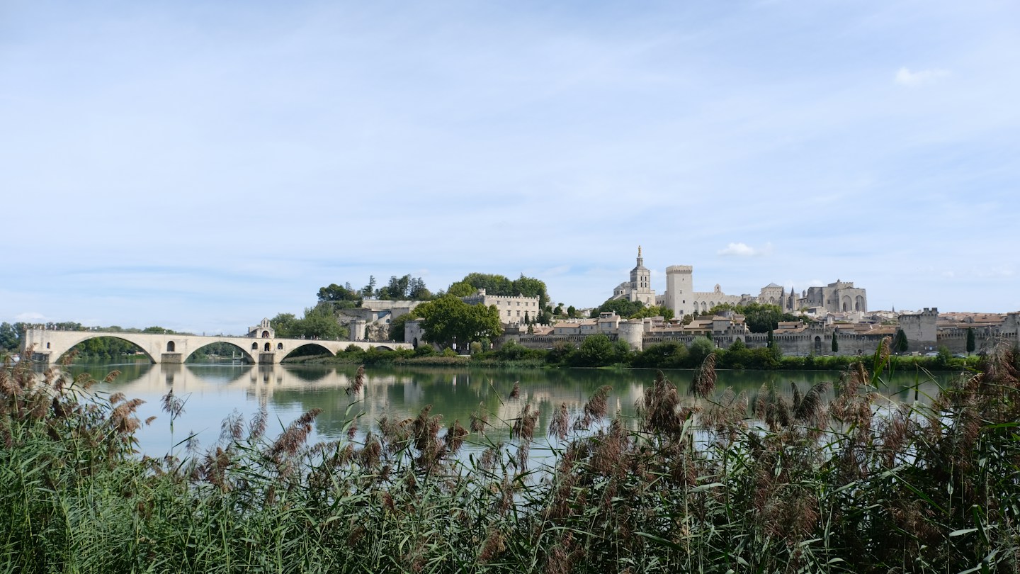 Vue d’Avignon avec le Pont Saint-Bénézet sur le Rhône et la cité historique