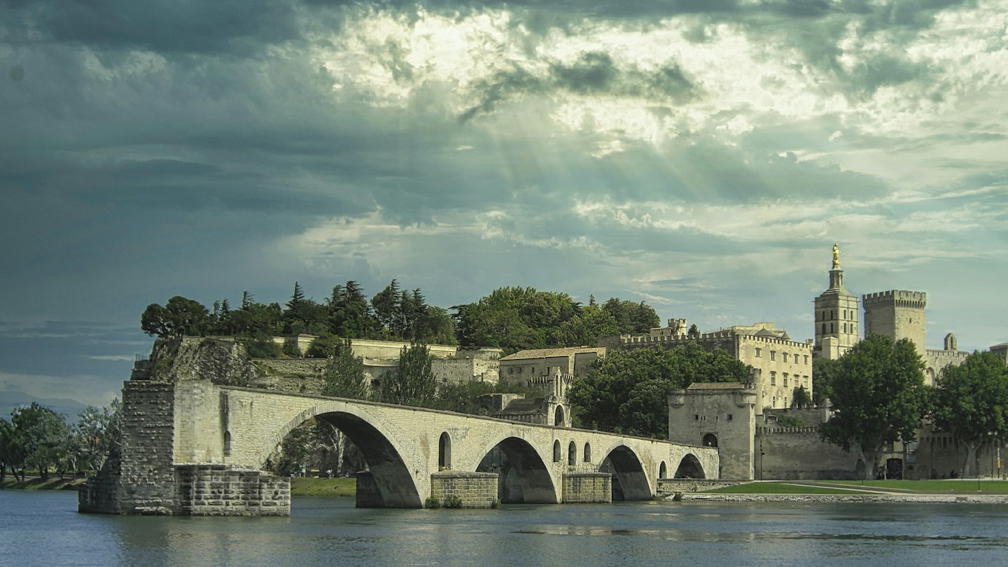 Pont Saint-Bénézet à Avignon avec vue sur le Rhône et le patrimoine historique