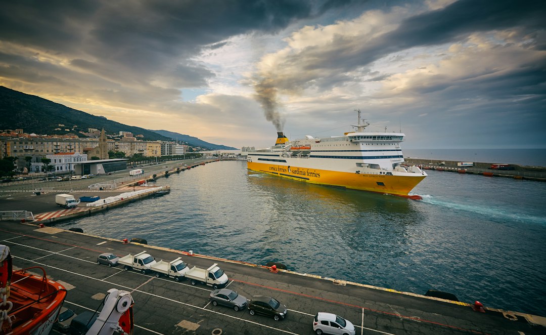 Bateaux dans le Vieux-Port de Bastia avec les façades de la ville en arrière-plan