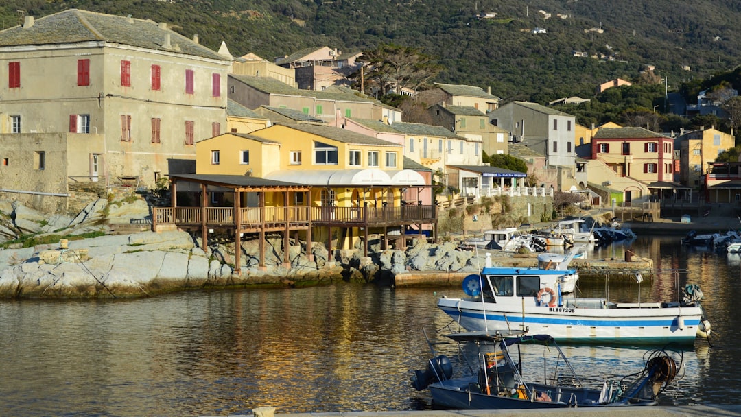 Port de Bastia avec bateaux et façades urbaines en Haute-Corse