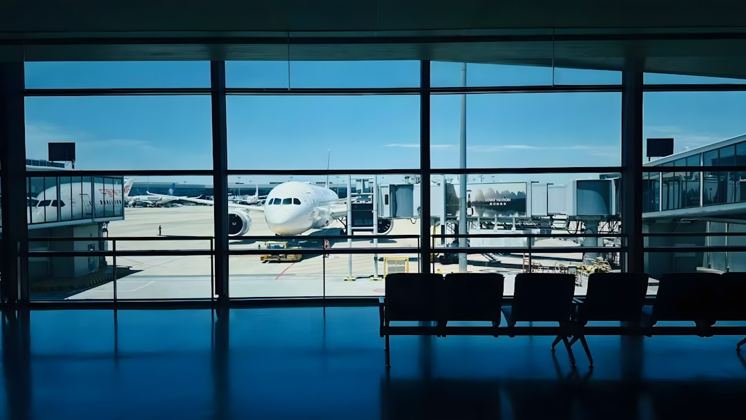 Avion stationné à une porte d’embarquement, illustrant les échanges internationaux liés aux déplacements