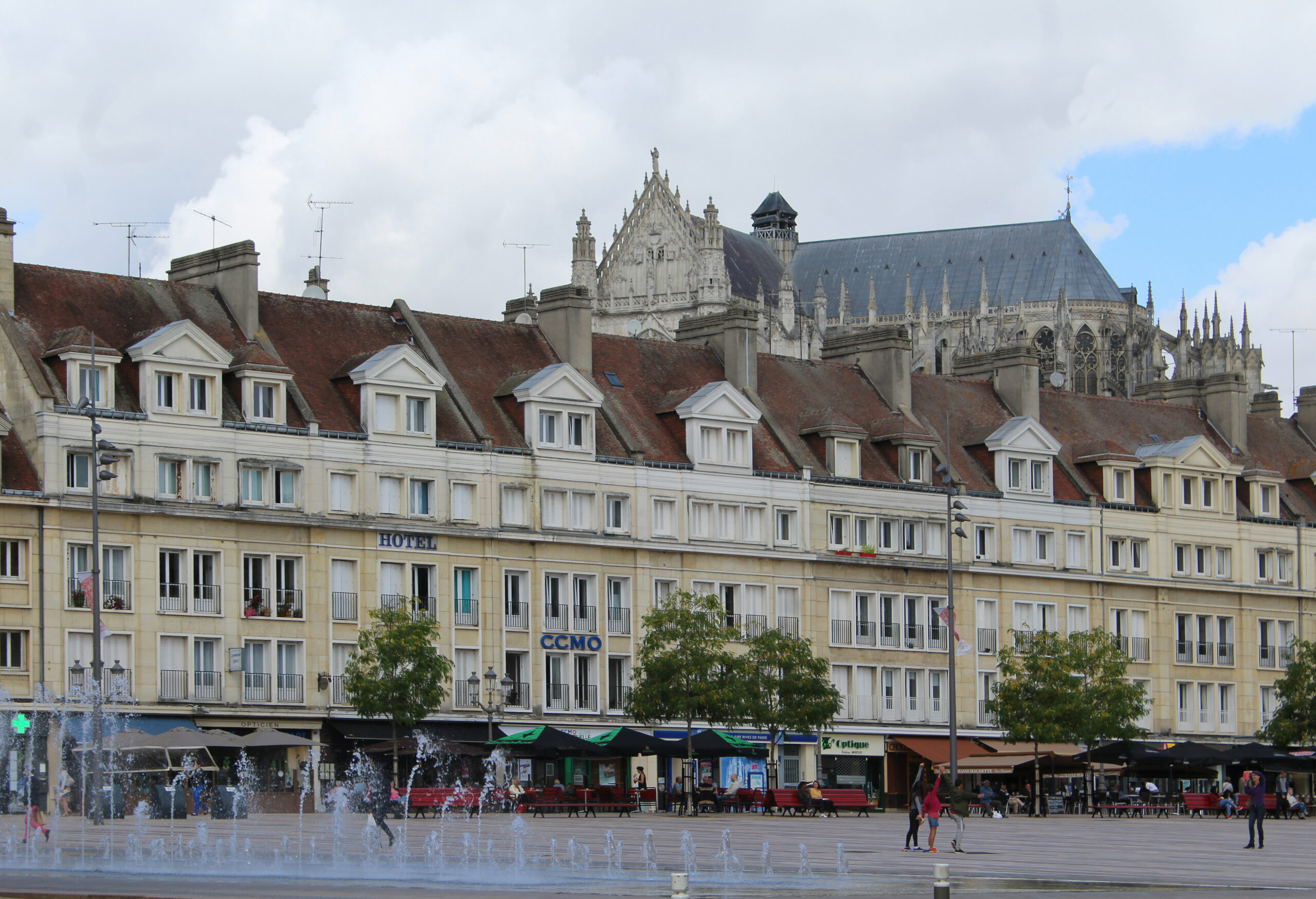 Vue de la place Jeanne-Hachette à Beauvais avec la cathédrale Saint-Pierre en arrière-plan
