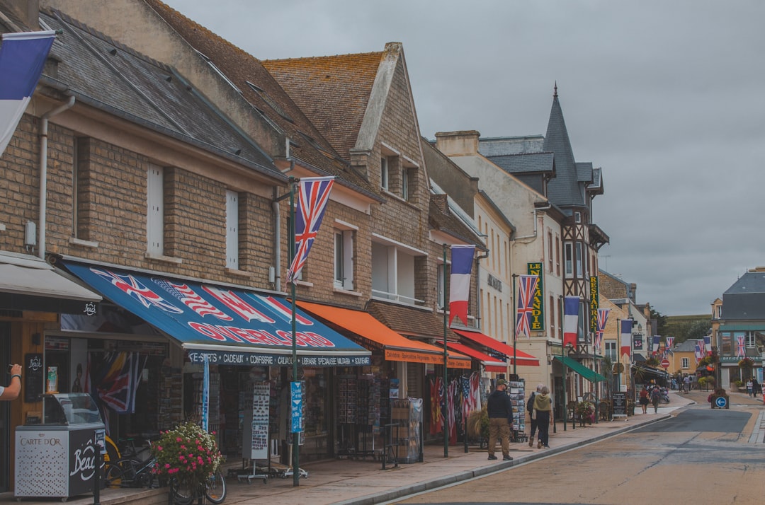 Rue du centre de Caen avec façades urbaines et circulation