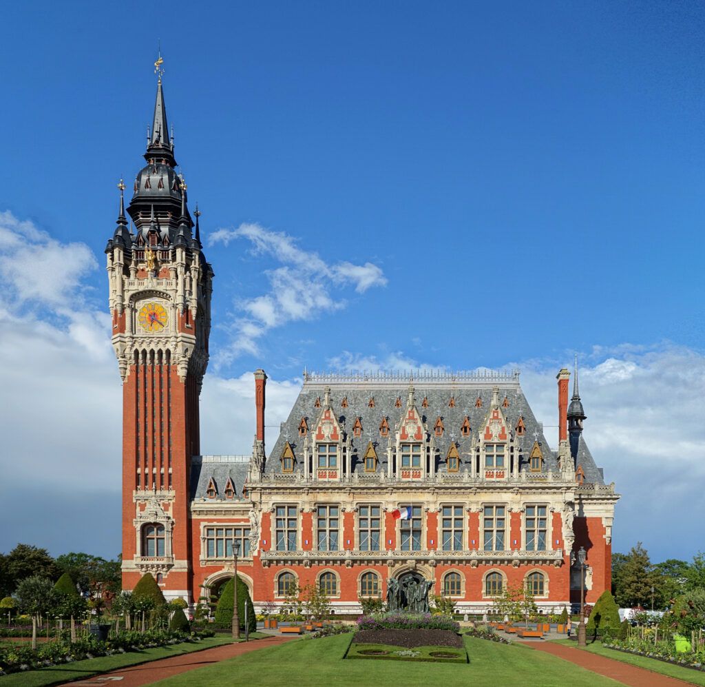 Hôtel de Ville de Calais et son beffroi sous un ciel bleu