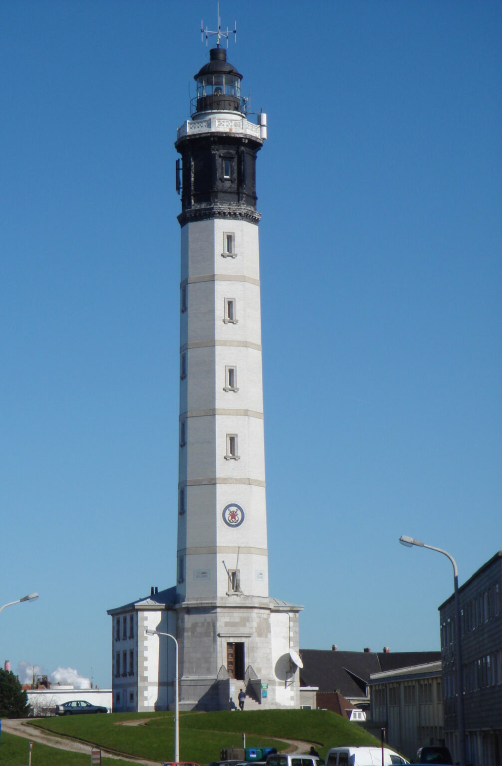 Phare de Calais dans le quartier maritime de Calais-Nord