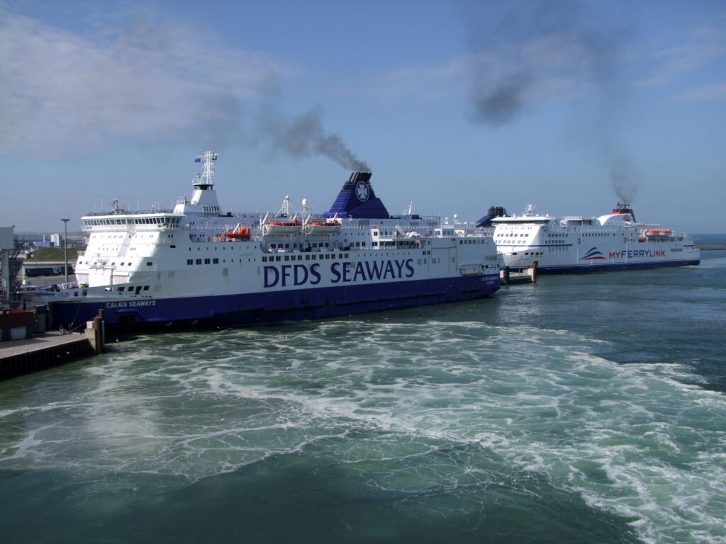 Ferries dans le port de Calais illustrant les échanges transmanche avec le Royaume-Uni