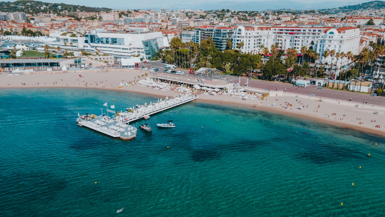 Littoral de Cannes vu depuis la mer avec la Croisette en arrière-plan