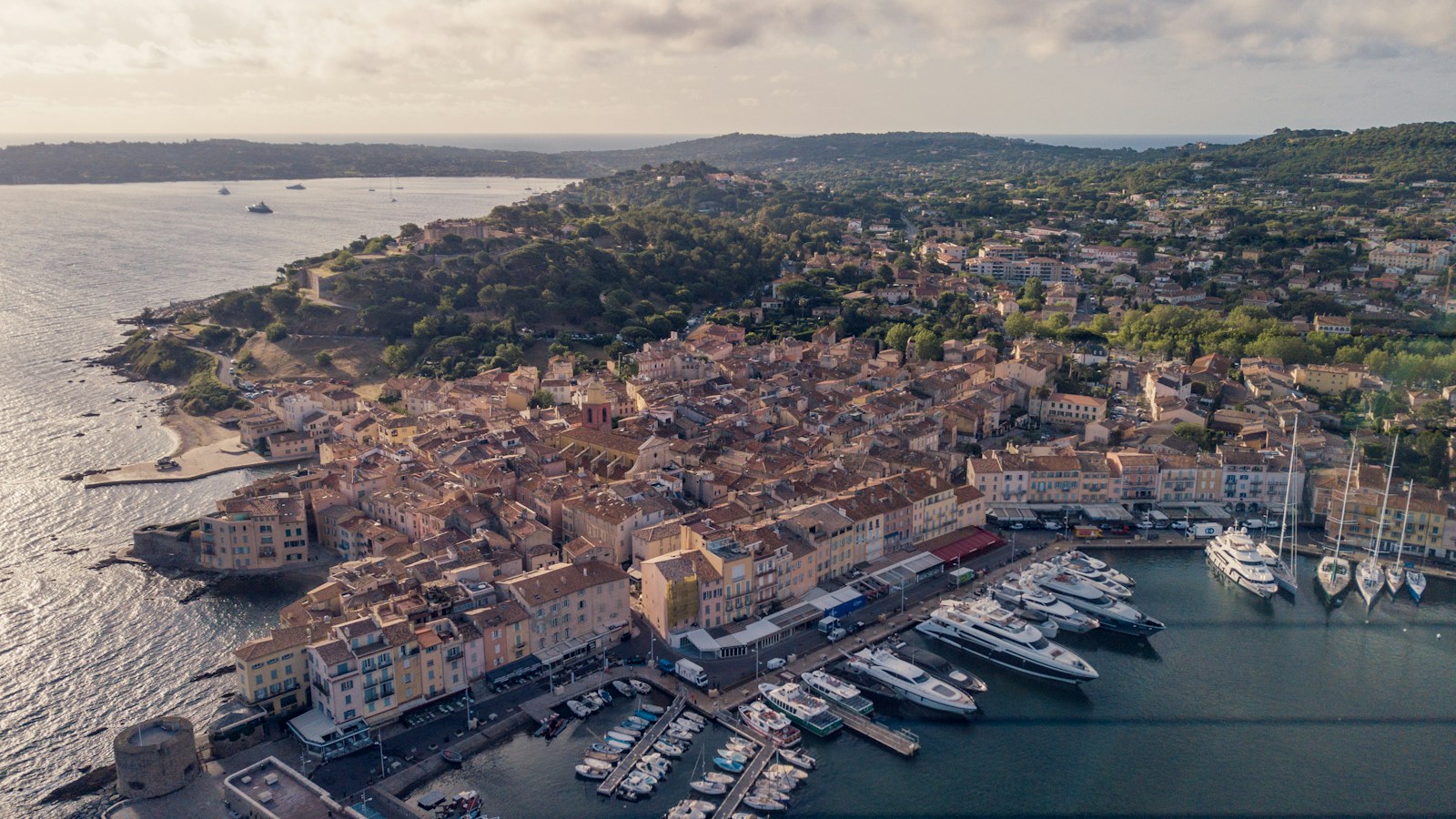Vue panoramique de Cannes et de son littoral méditerranéen