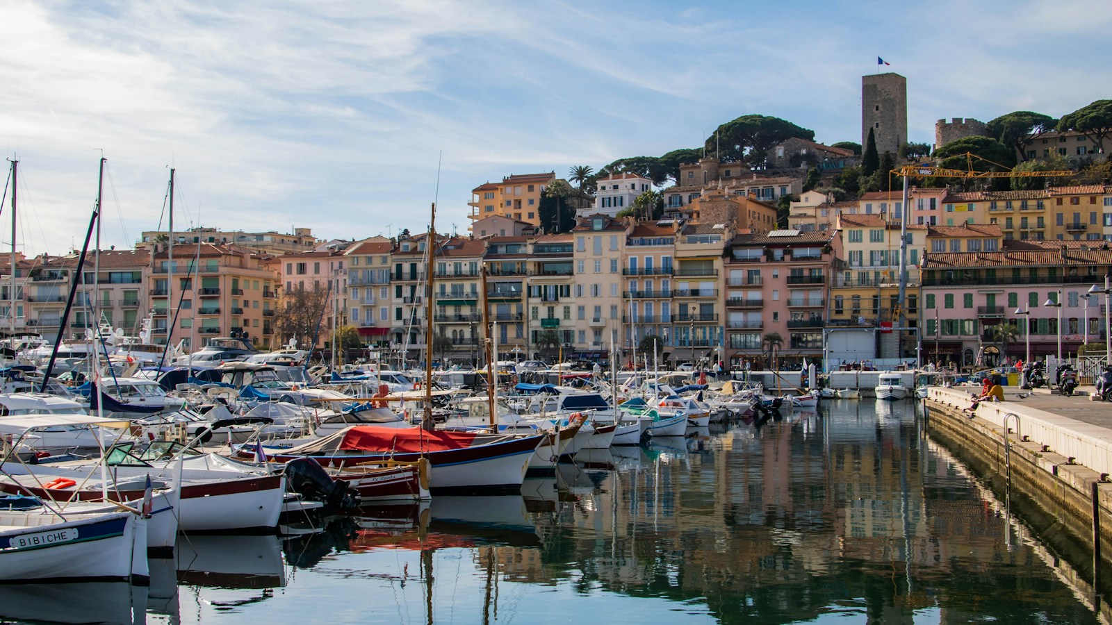 Port de Cannes avec bateaux et bâtiments du centre-ville