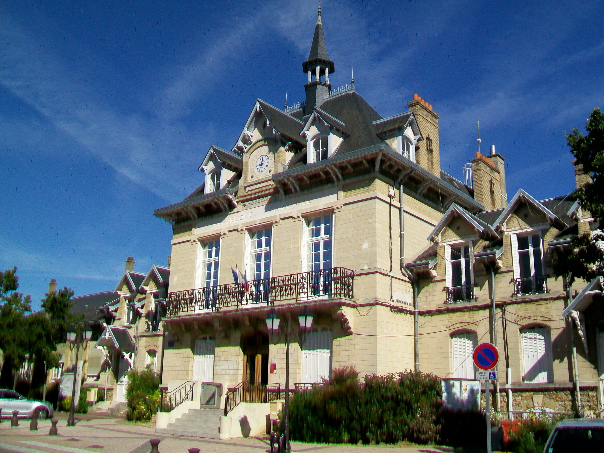Façade de la mairie-école du village de Cergy, rue Nationale