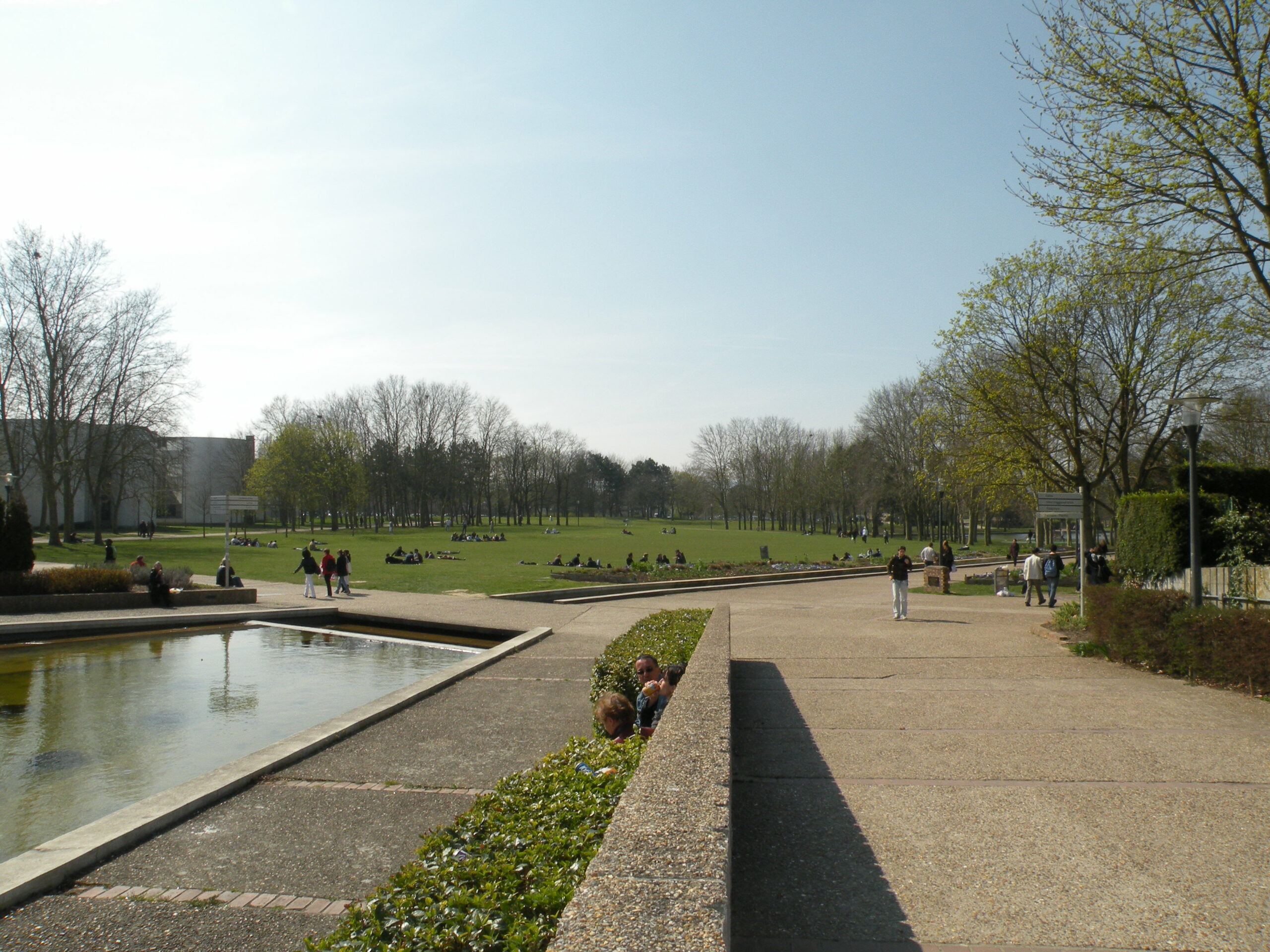Vue du parc de la préfecture à Cergy