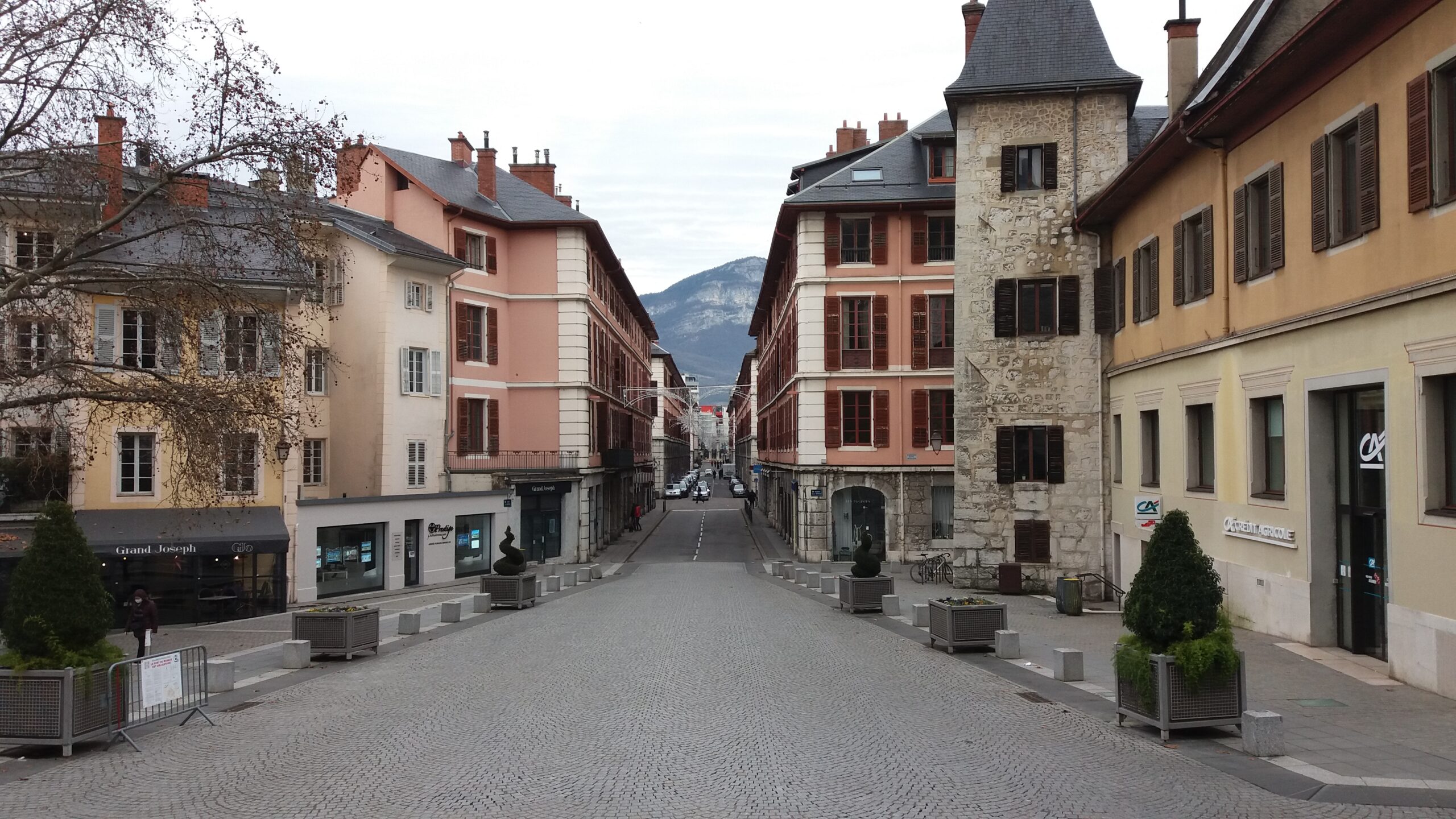 Agence de traduction Chambéry – Lexicalis – Rue de Boigne Vue de la rue de Boigne à Chambéry depuis la place du Château