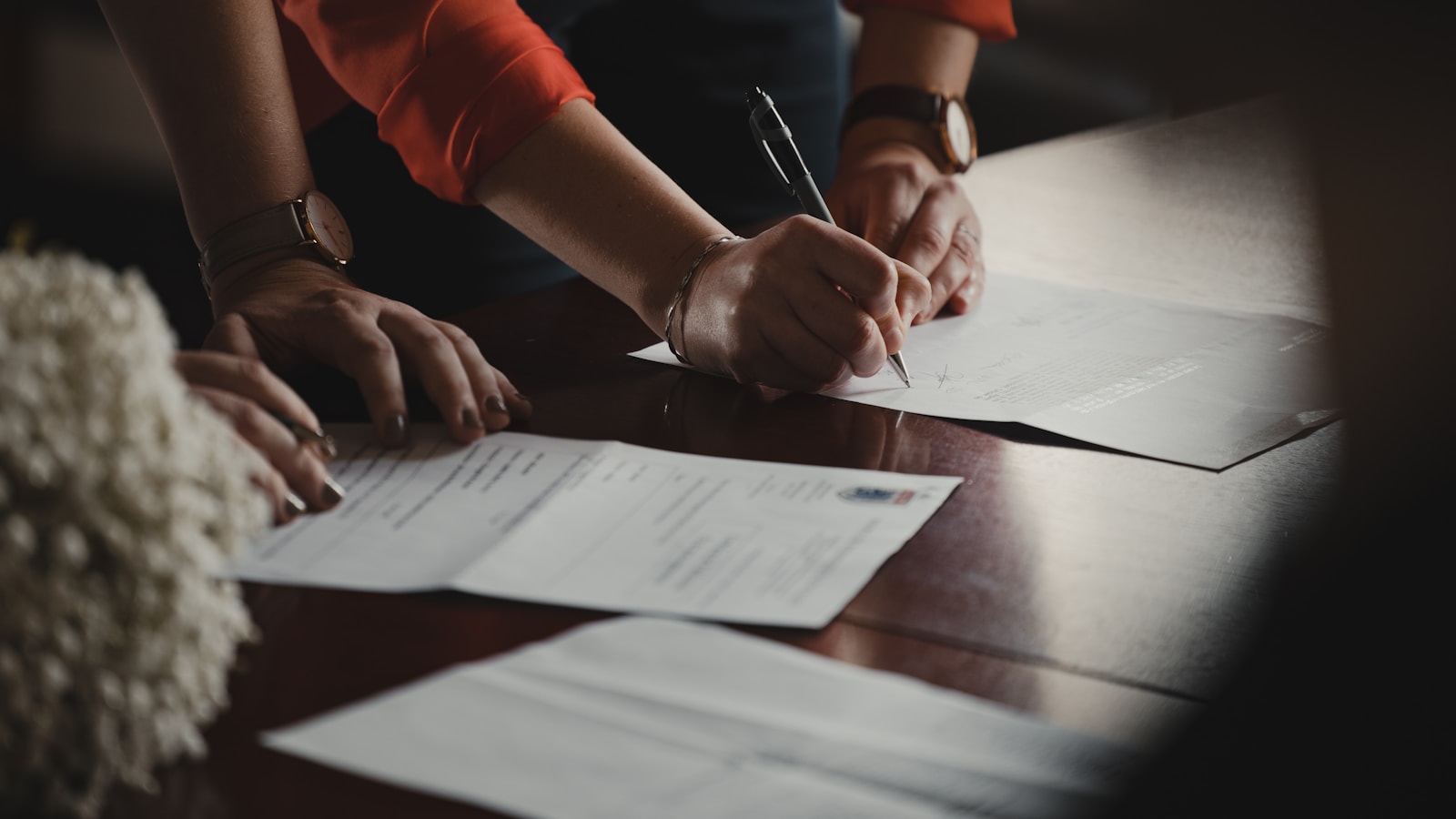 Signature de documents officiels illustrant les besoins de traduction assermentée à Compiègne