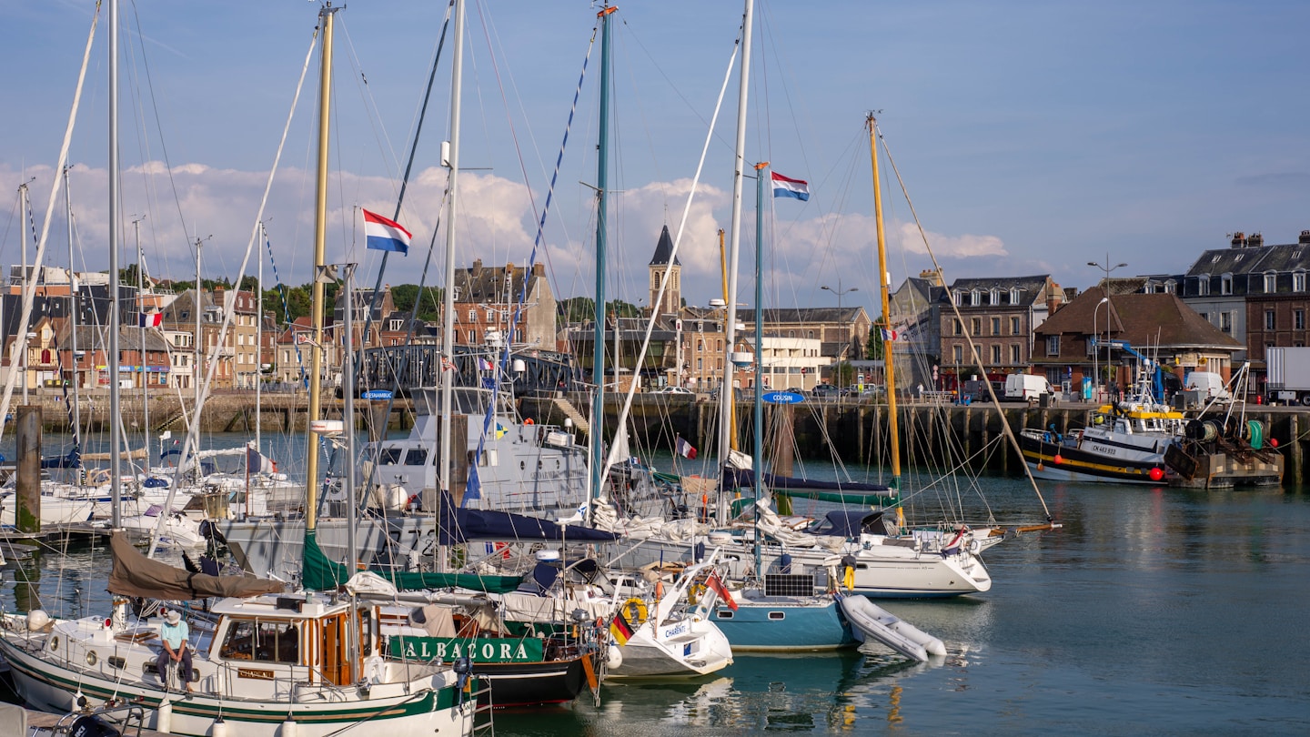 Navire à quai dans un port, en illustration des besoins de traduction maritime et logistique