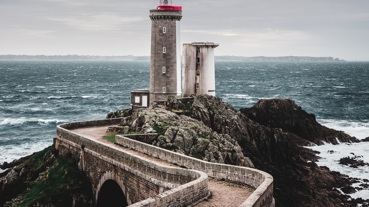 Phare et mer illustrant le littoral et les échanges internationaux liés à Dunkerque