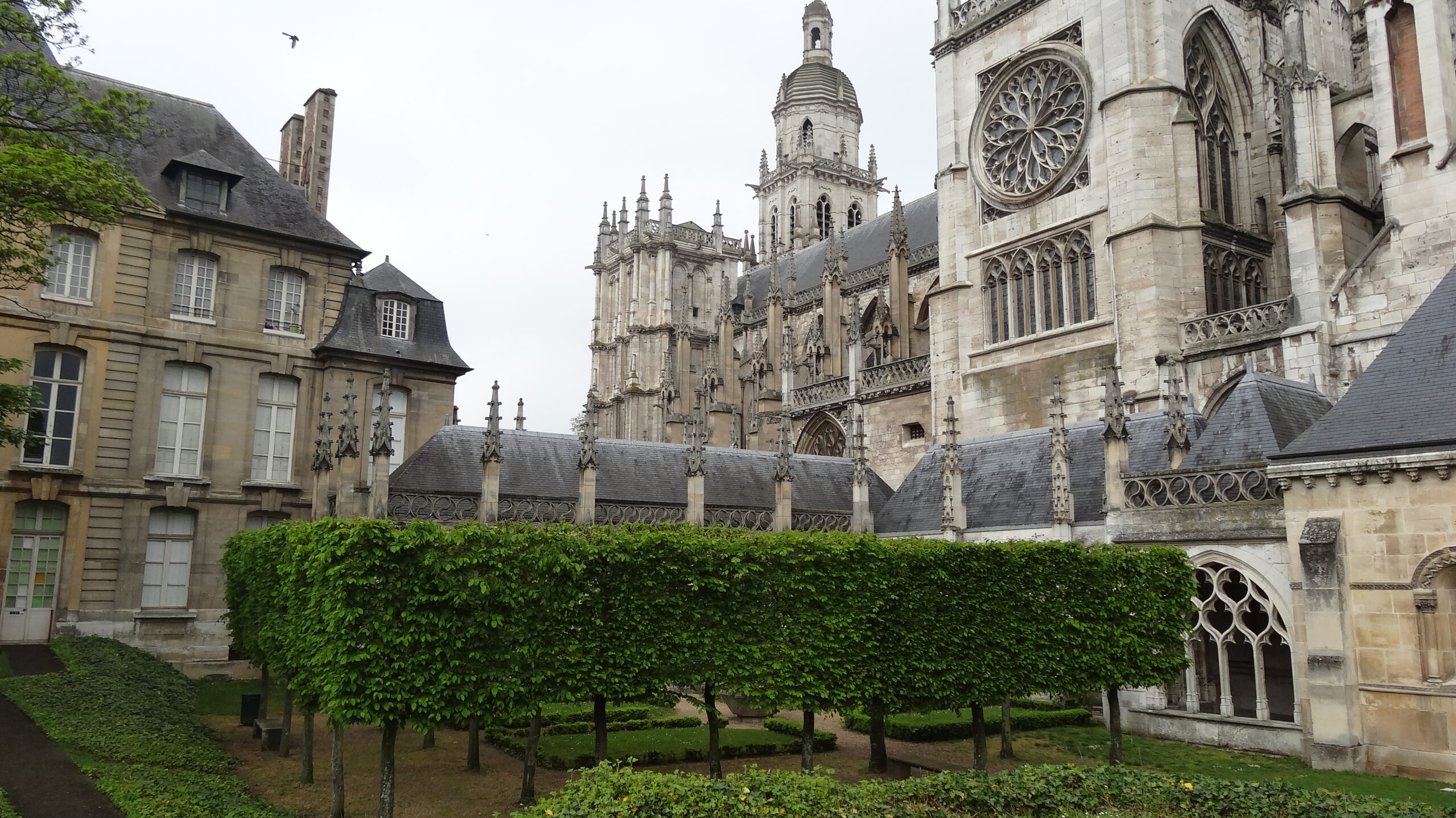 Cathédrale Notre-Dame d’Évreux et ancien évêché au cœur de la ville