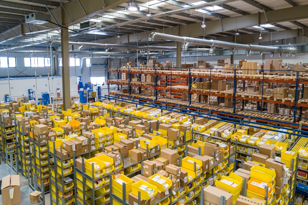 Entrepôt logistique illustrant les besoins de traduction industrielle et logistique à Évreux