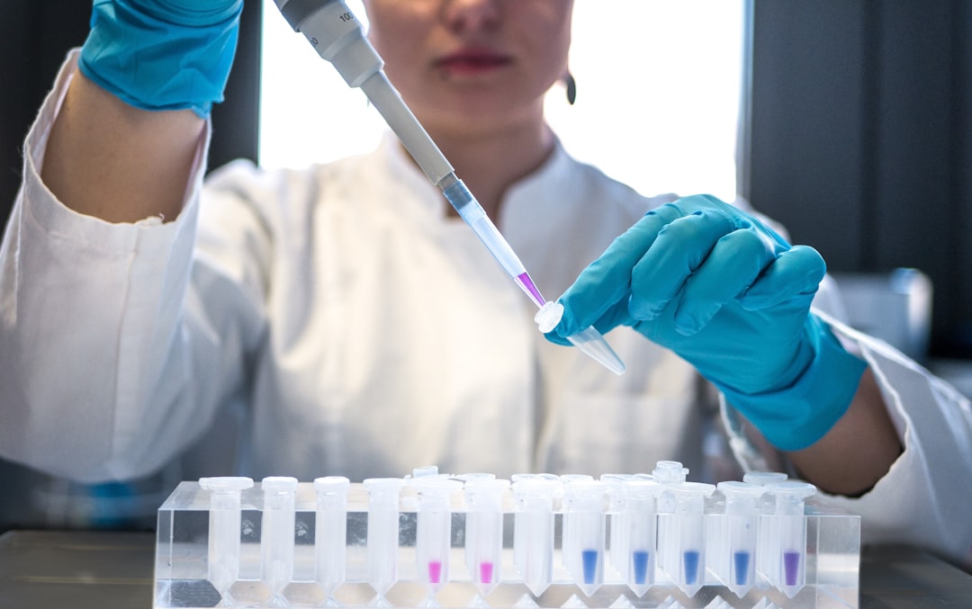 Scientifique en laboratoire illustrant les besoins de traduction pharmaceutique à Évreux