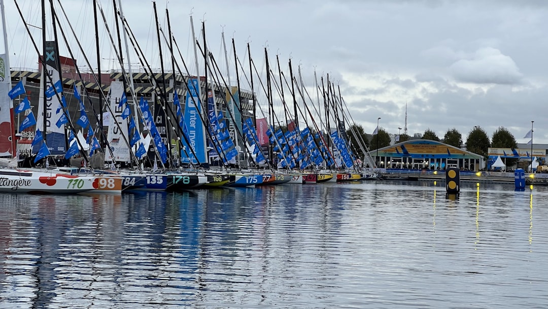 Voiliers amarrés dans une marina bretonne, illustration des activités nautiques liées à Lorient
