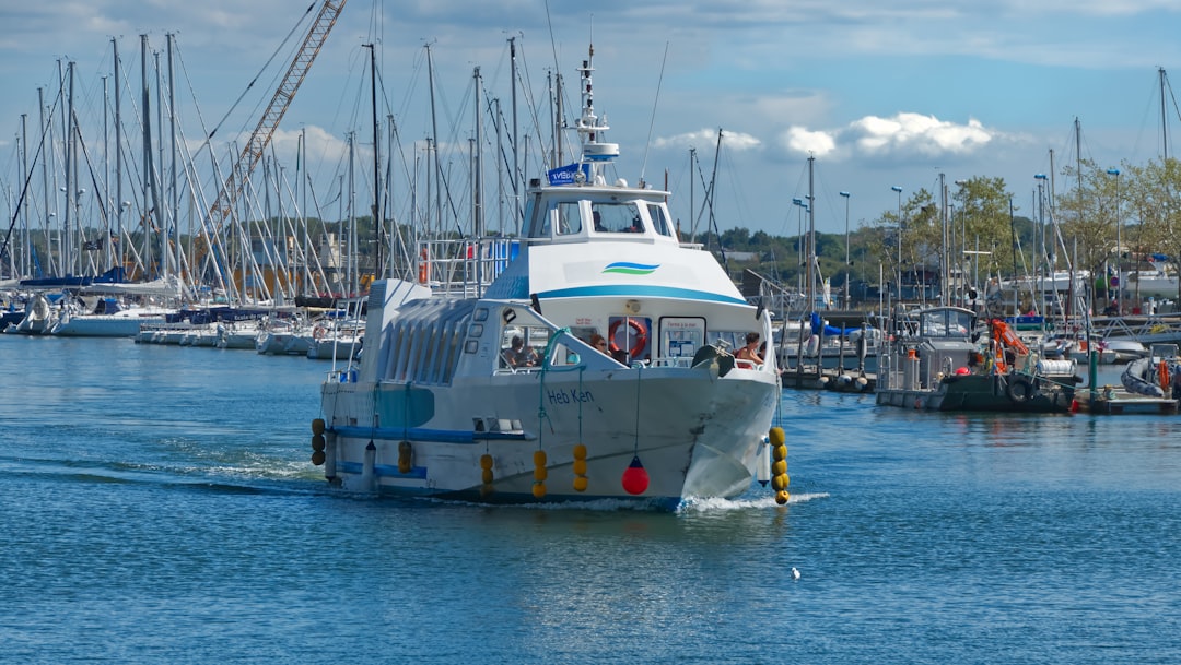 Navette maritime naviguant dans la rade de Lorient, illustration de l’activité portuaire locale