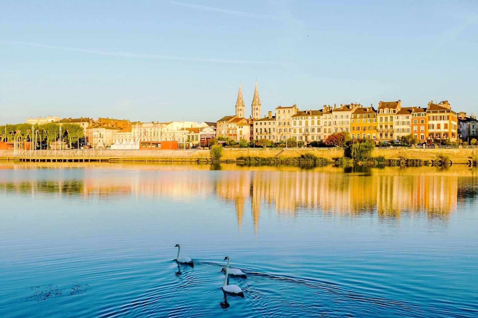 Vue de Mâcon et de ses quais depuis la Saône