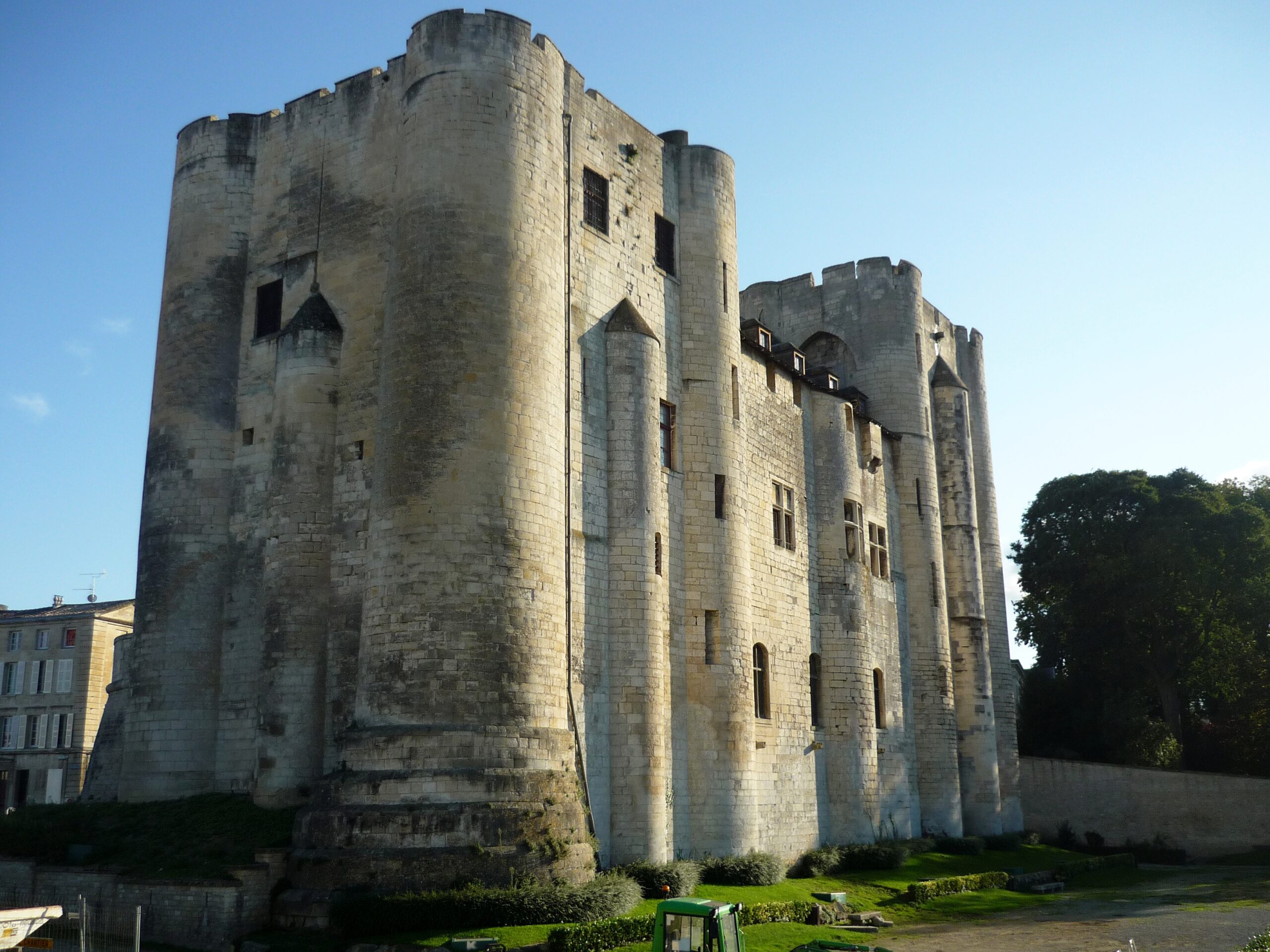 Donjon de Niort vu depuis le centre historique de la ville