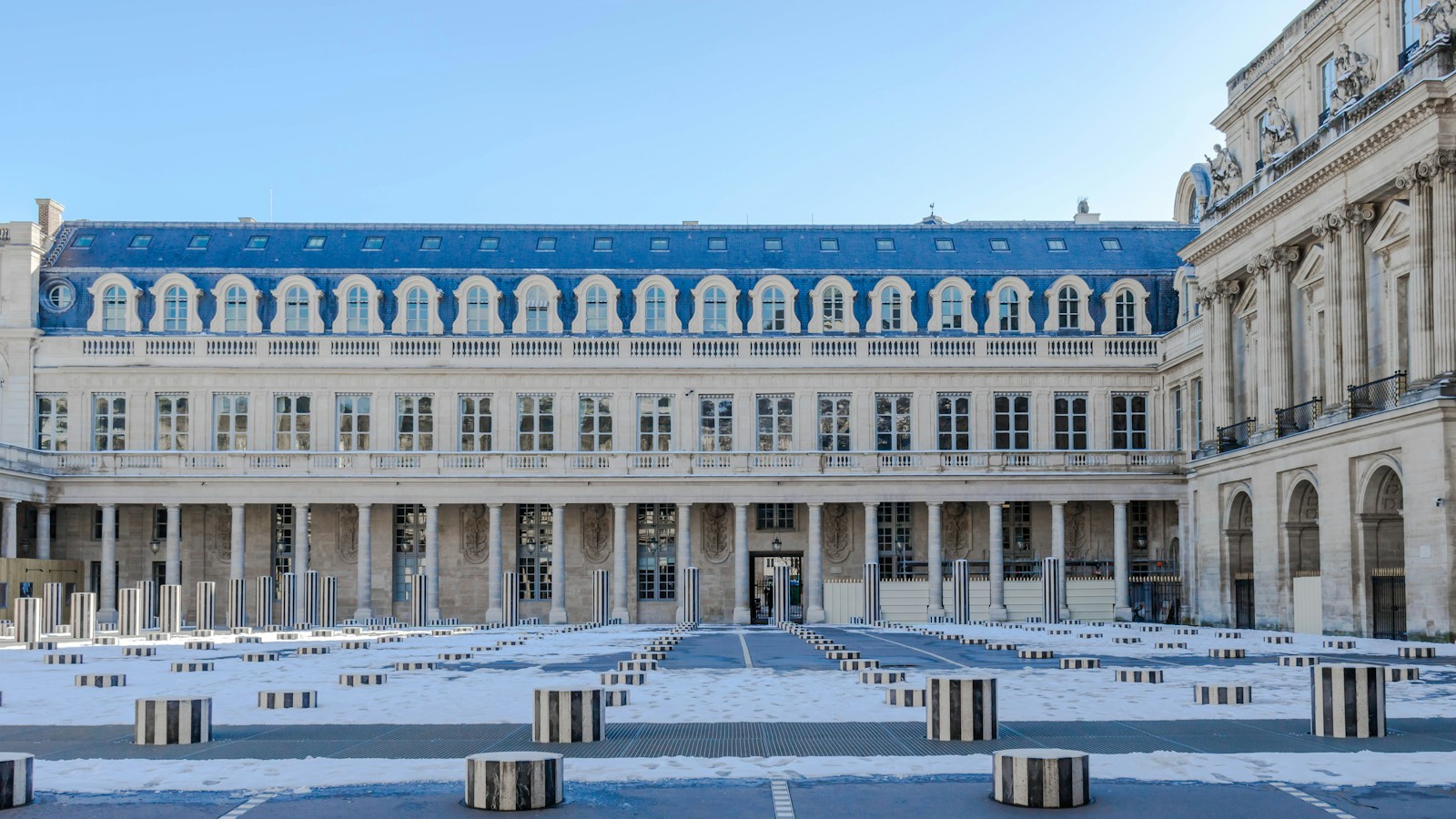 Colonnes de Buren au Palais-Royal à Paris, près des institutions culturelles