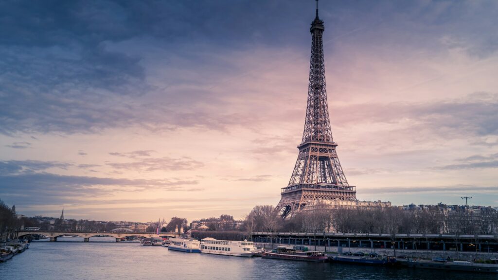Vue panoramique de Paris avec la Tour Eiffel et les toits de la capitale