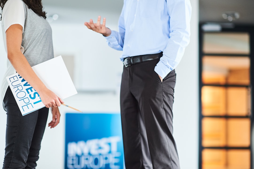 Agence de traduction Quimper – Lexicalis – documents professionnels et échanges internationaux Professionnels réunis autour de documents dans un environnement de travail