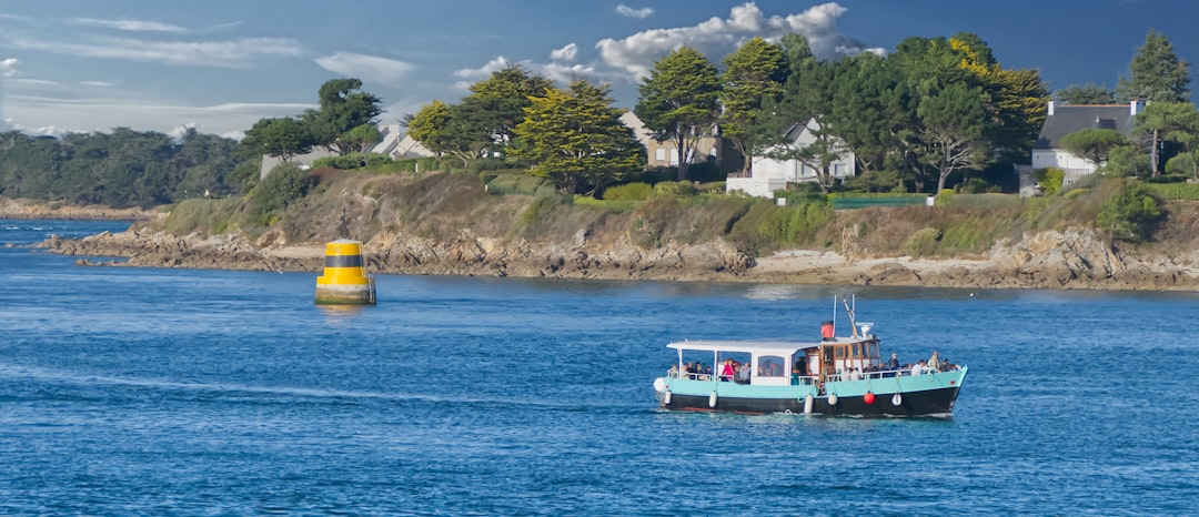 Agence de traduction Quimper – Lexicalis – estuaire de l’Odet à Bénodet Estuaire de l’Odet à Bénodet, au sud de Quimper, avec bateau et maisons bretonnes