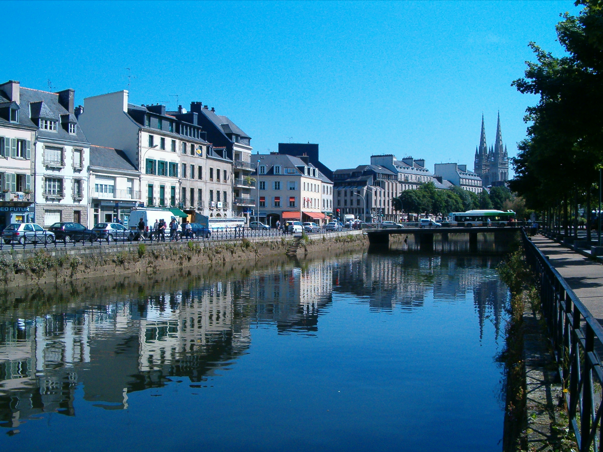 Agence de traduction Quimper – Lexicalis – quais de l’Odet à Quimper Vue de l’Odet et de ses quais au cœur de Quimper
