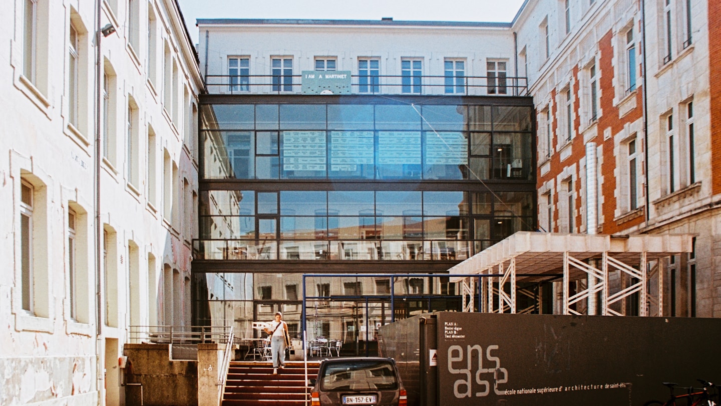 Entrée de l’École nationale supérieure d’architecture de Saint-Étienne, illustrant l’enseignement supérieur et le design local