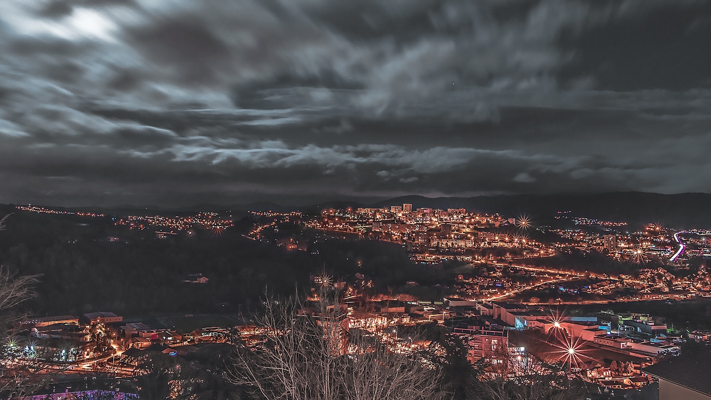 Vue panoramique de Saint-Étienne au crépuscule, illustrant le territoire urbain stéphanois