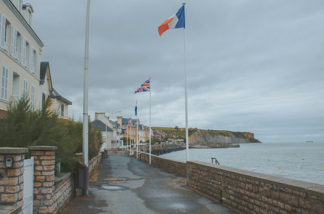 Rue du centre de Saint-Lô en Normandie avec bâtiments urbains et drapeaux